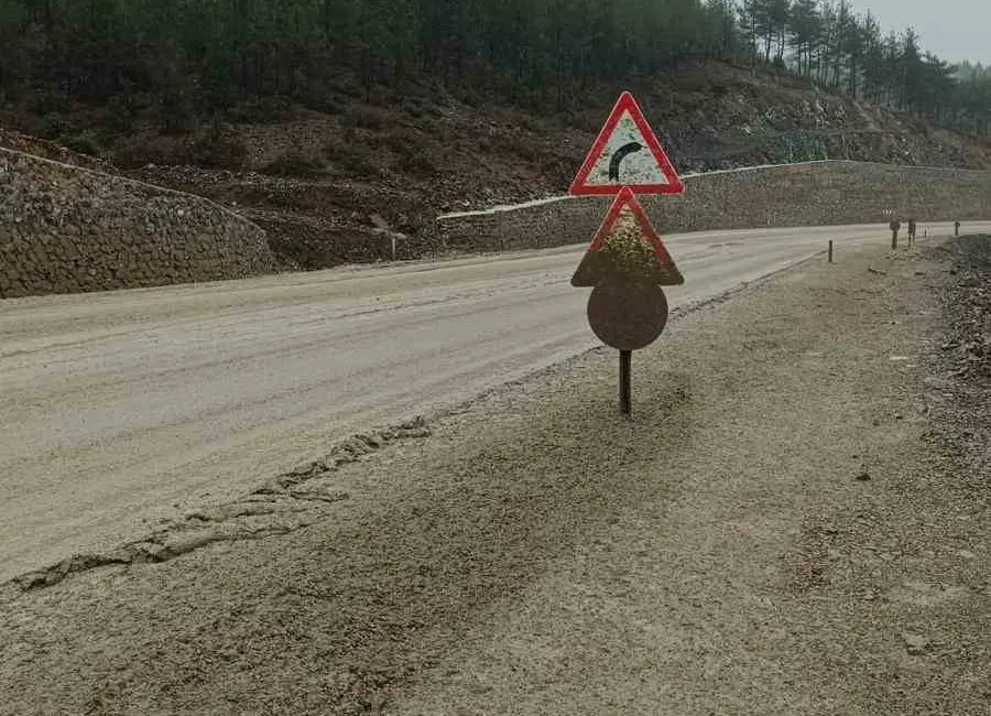 Bursa’da Harmancık-Orhaneli yolu, yol çalışmaları ve sağanak yağışların etkisiyle balçıkla