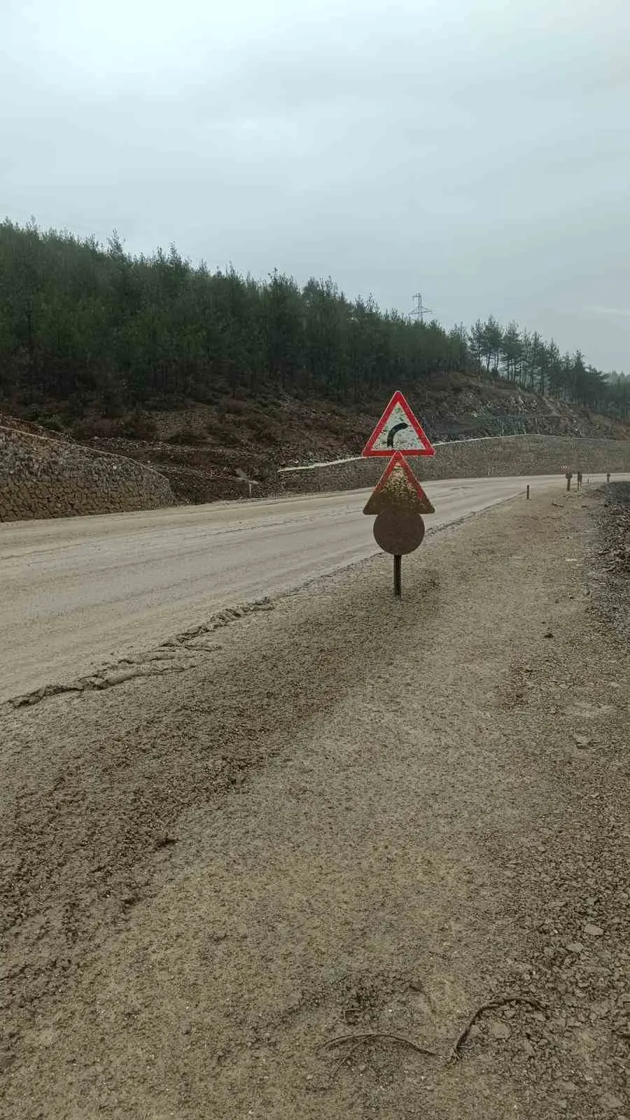Bursa’da Harmancık-Orhaneli yolu, yol çalışmaları ve sağanak yağışların etkisiyle balçıkla