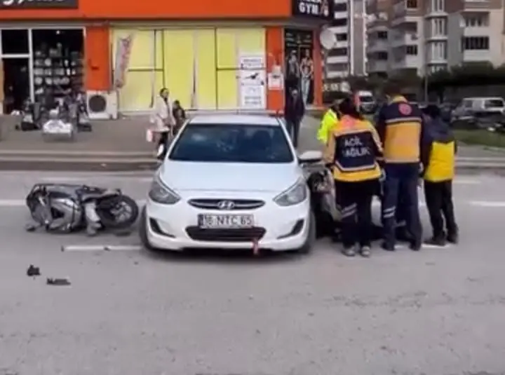 Bursa’da dönüş yapmak isteyen otomobil ile motosikletin çarpışması sonucu meydana
