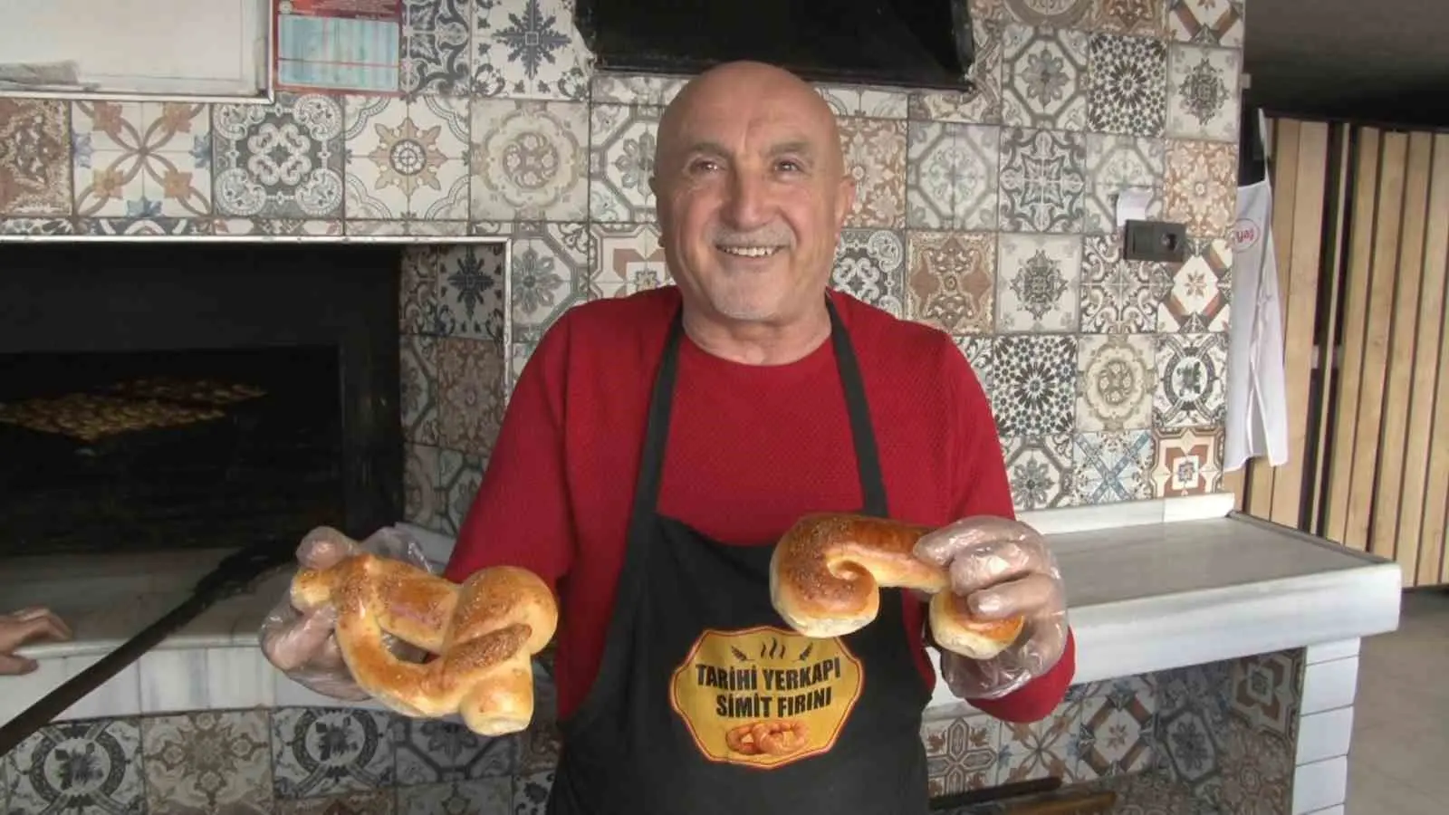 Bursa’da bir fırıncı; dedesinden kalma 93 yıllık geleneğini sürdürerek, her