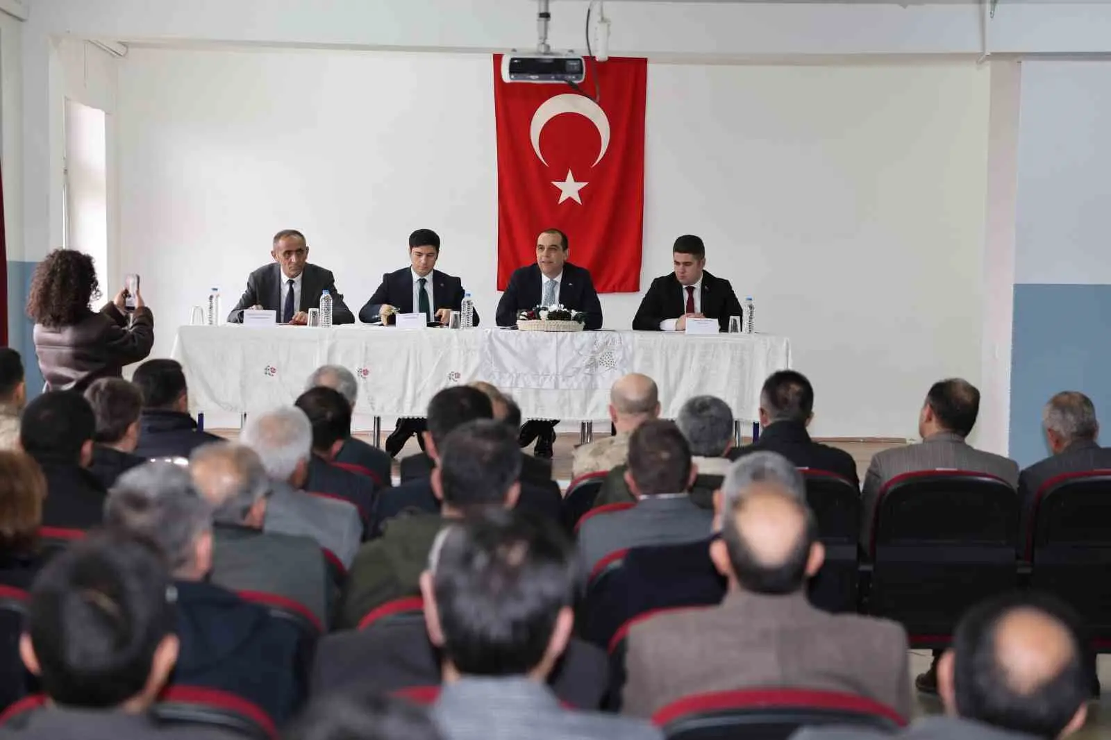 Iğdır Valisi M. Fırat Taşolar, Aralık ilçesine gerçekleştirdiği ziyaret kapsamında