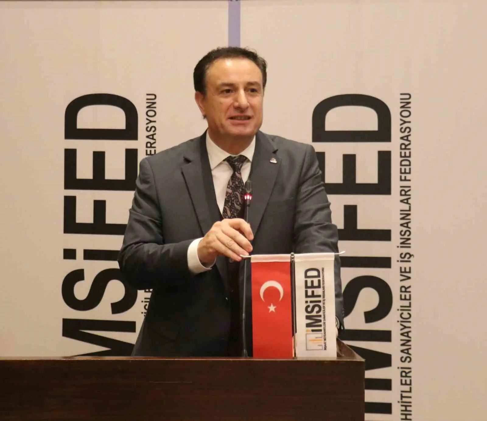 6 Şubat 2023 depremlerinin yıldönümünde açıklama yapan İnşaat Müteahhitleri Sanayici