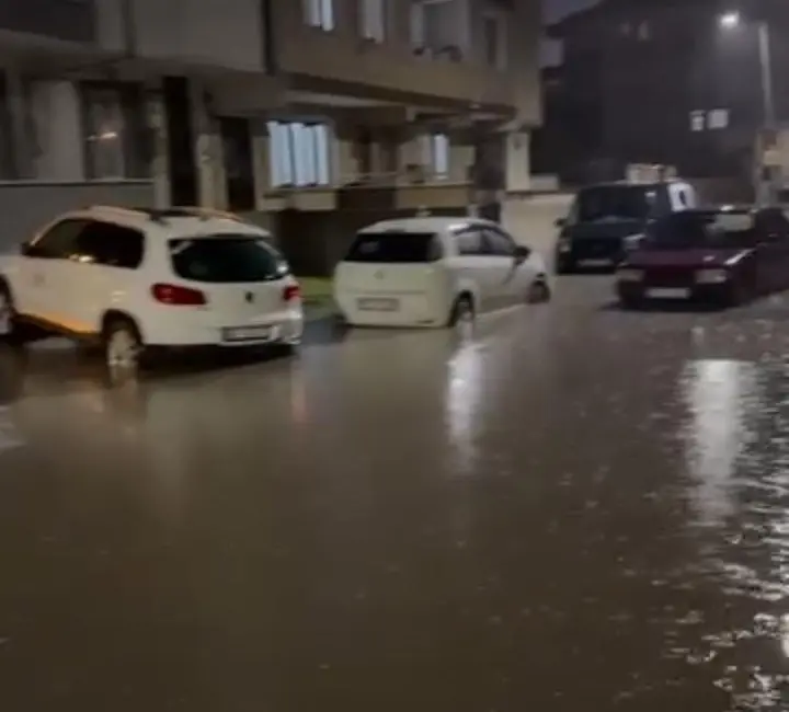 Bursa’nın İnegöl ilçesinde etkili olan sağanak yağış, günlük yaşamı olumsuz