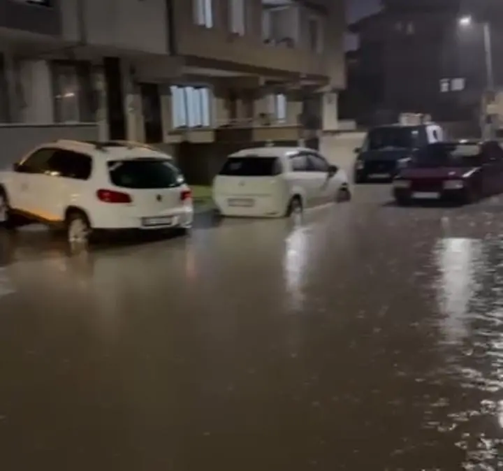 Bursa’nın İnegöl ilçesinde etkili olan sağanak yağış, günlük yaşamı olumsuz