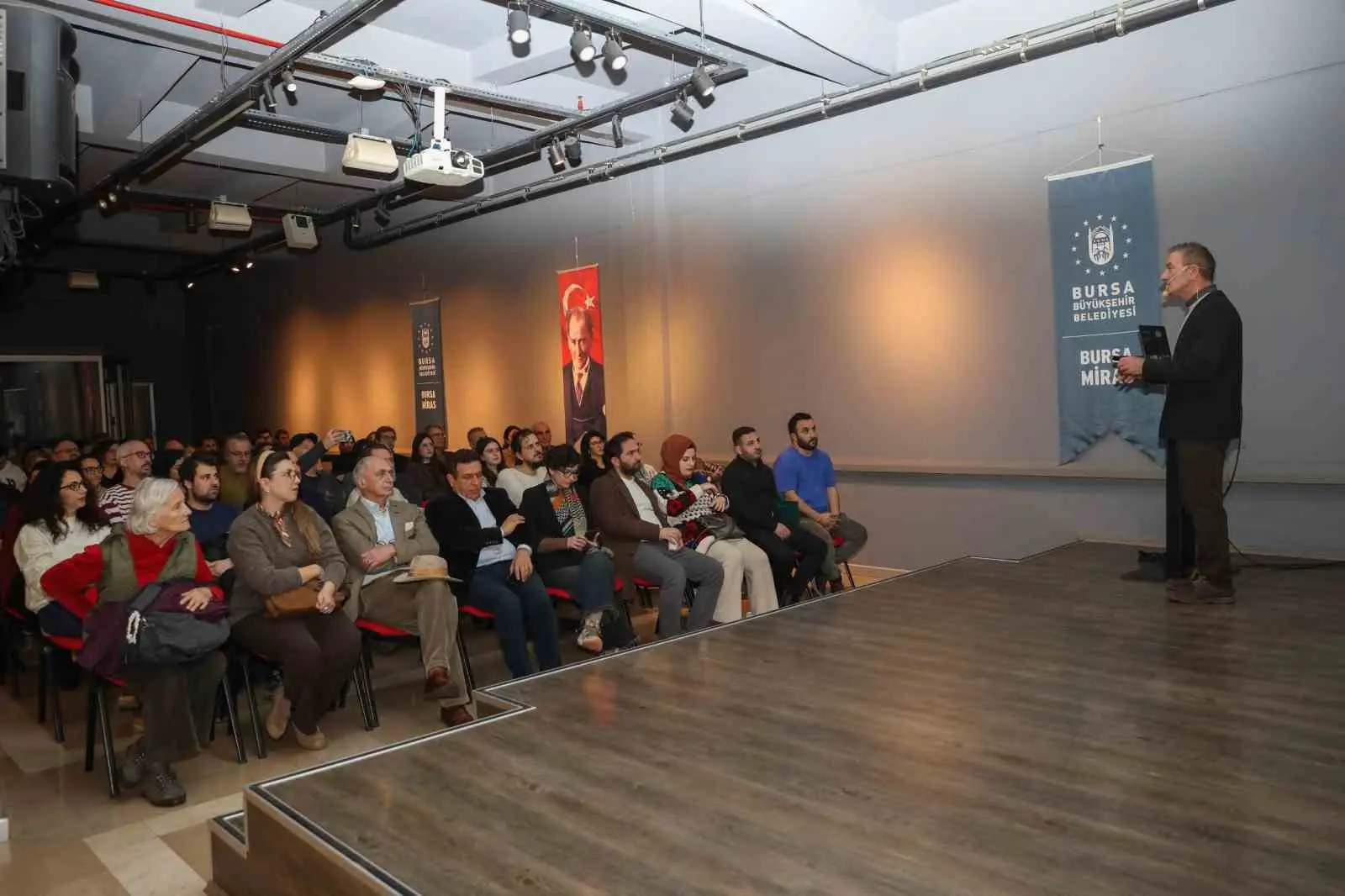 Bursa Büyükşehir Belediyesi tarafından düzenlenen Aktopraklık Arkeoloji söyleşilerinde insanlık tarihine