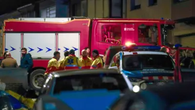 İspanya’nın Barselona şehrinde 5 katlı bir binanın deposunda çıkan yangında