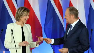 İzlanda Başbakanı Kristrun Frostadottir, Polonya’nın başkenti Varşova’da Polonya Başbakanı Donald