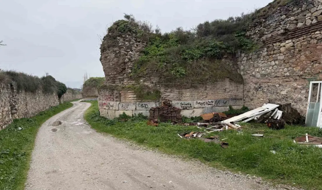 Bursa’nın tarihi ilçesi İznik’te yaklaşık 2 bin yıllık surların duvarlarına