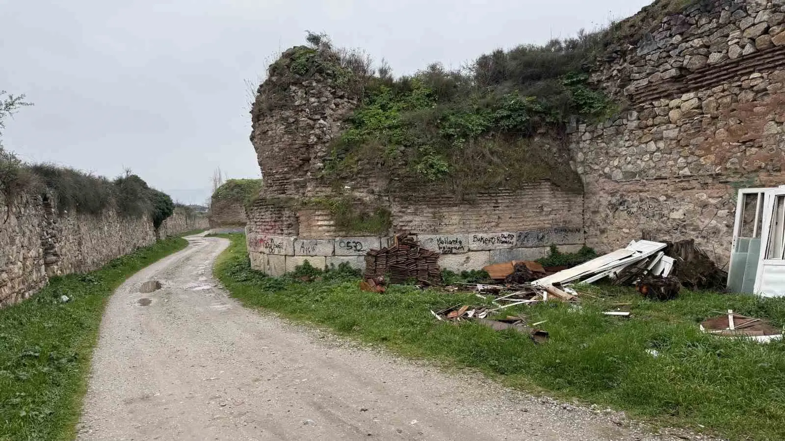 Bursa’nın tarihi ilçesi İznik’te yaklaşık 2 bin yıllık surların duvarlarına