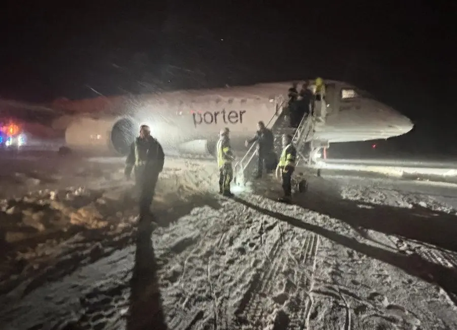 Kanada’da havalimanına 64 kişiyle iniş yapan yolcu uçağı, karla kaplı