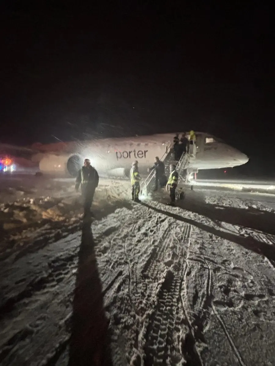 Kanada’da havalimanına 64 kişiyle iniş yapan yolcu uçağı, karla kaplı