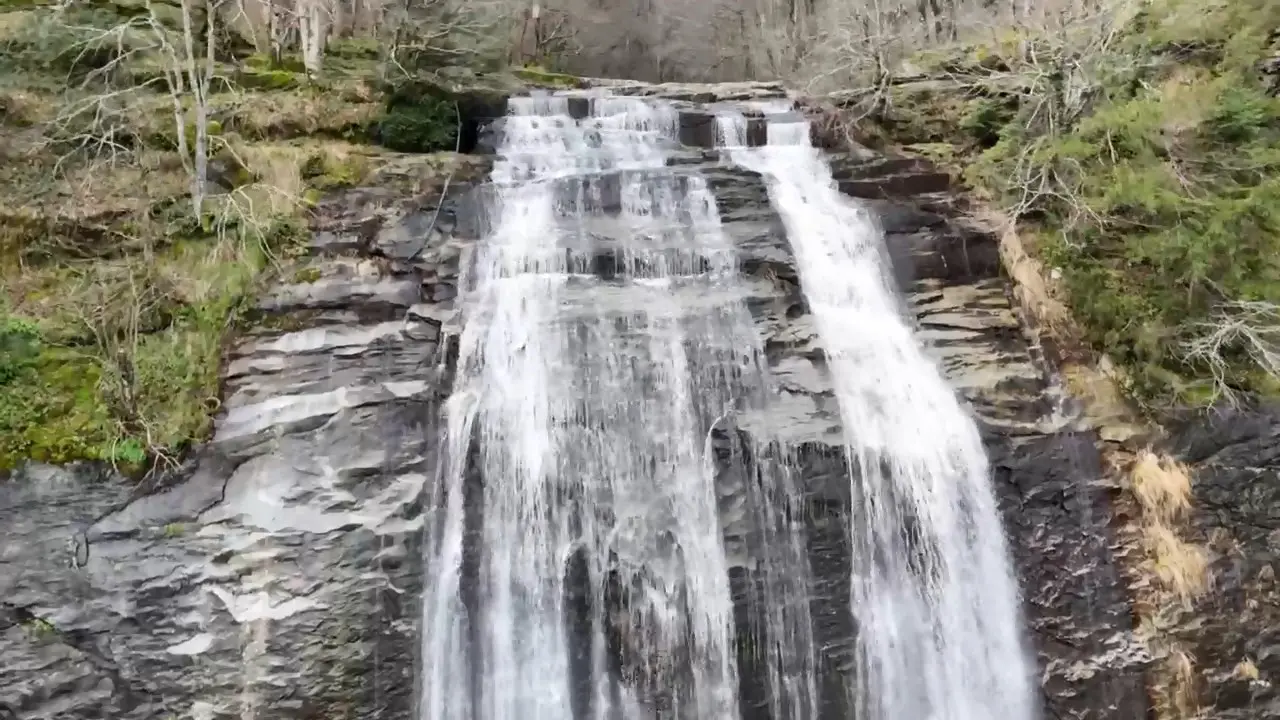 Suuçtu Şelalesi ve Tabiat Parkı, gürül gürül akan suyu ile