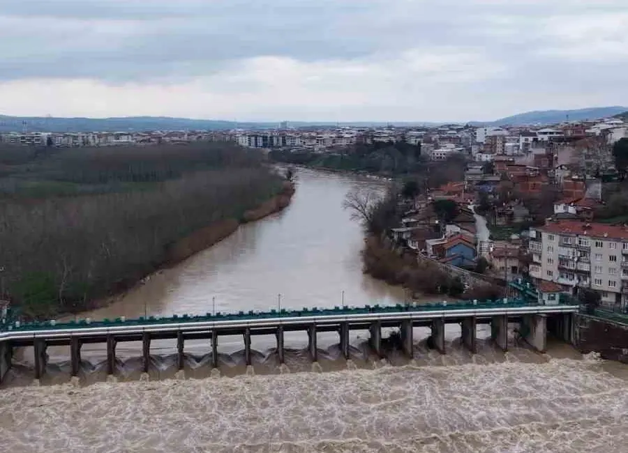 Bursa’da kar ve yağmur yağışlarının ardından, Mustafakemalpaşa Çayı’nın debisinin hızlı