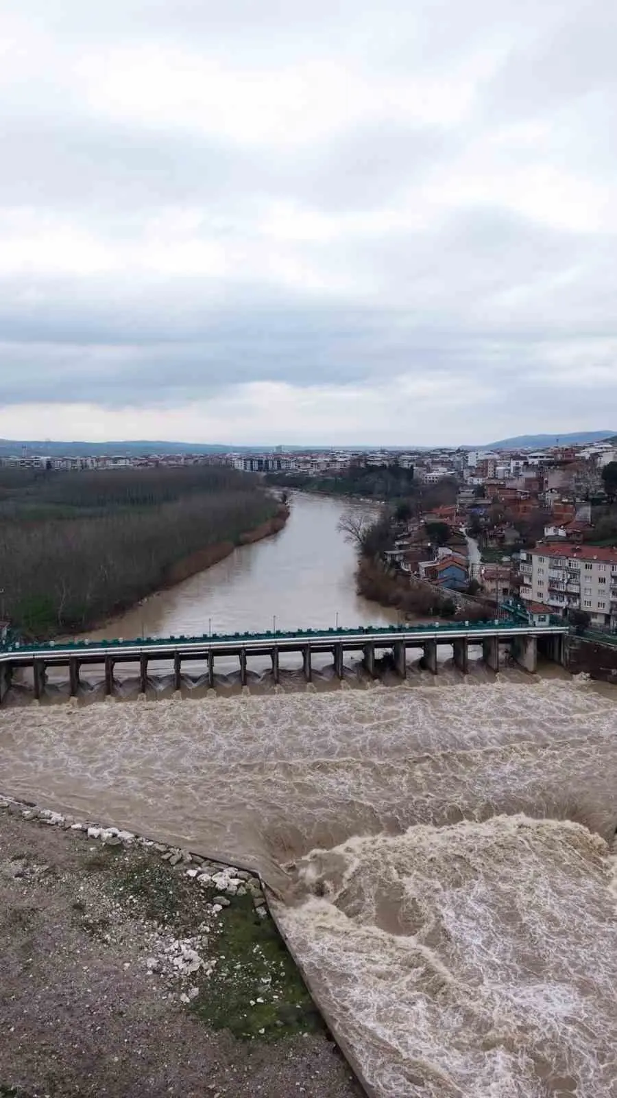 Bursa’da kar ve yağmur yağışlarının ardından, Mustafakemalpaşa Çayı’nın debisinin hızlı