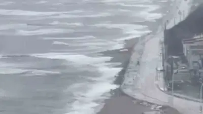 Bursa’nın Karacabey ilçesinde etkili olan yoğun yağış ve kuvvetli fırtına,