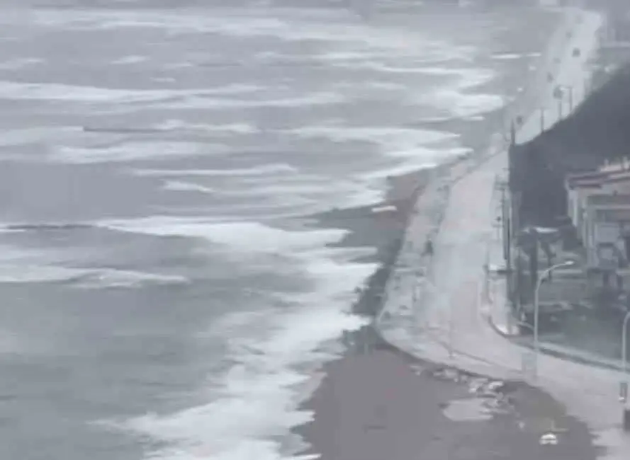 Bursa’nın Karacabey ilçesinde etkili olan yoğun yağış ve kuvvetli fırtına,