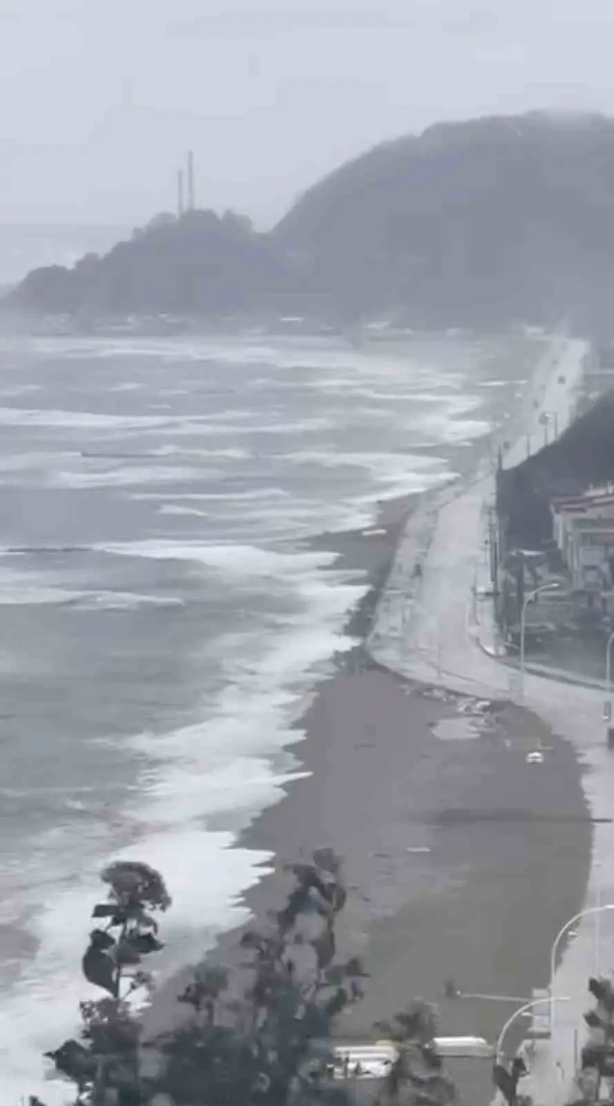 Bursa’nın Karacabey ilçesinde etkili olan yoğun yağış ve kuvvetli fırtına,