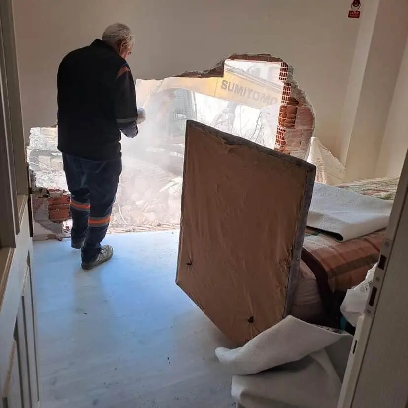 Bursa’nın Karacabey ilçesinde devam eden bir inşaat çalışması sırasında bitişikte