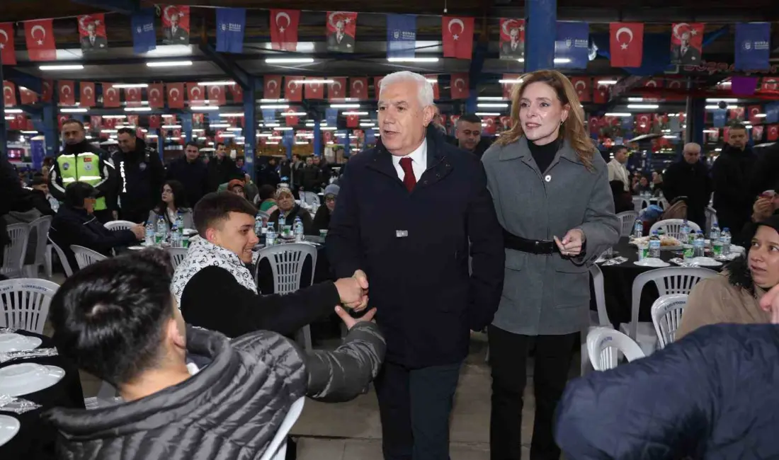 Bursa Büyükşehir Belediyesi’nin Karacabey ilçesinde düzenlediği iftar programında vatandaşlar aynı