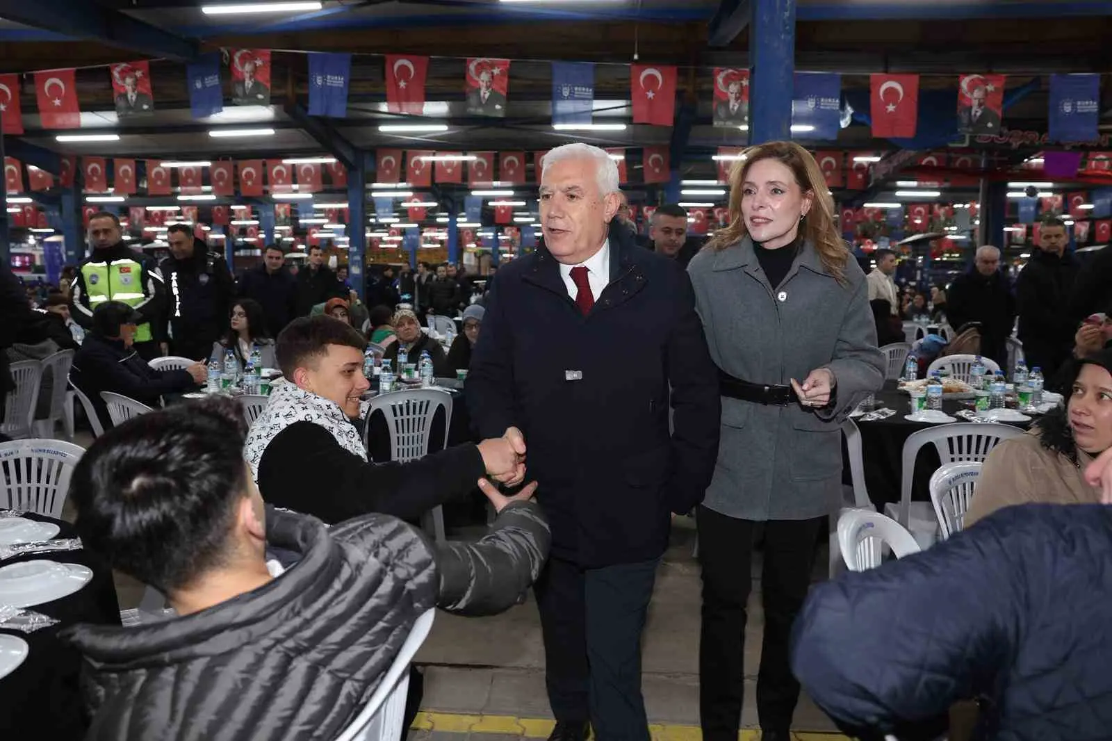 Bursa Büyükşehir Belediyesi’nin Karacabey ilçesinde düzenlediği iftar programında vatandaşlar aynı