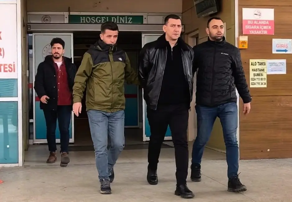 Bursa’nın İnegöl ilçesinde kayınbabasını silahla öldürüp kayınbiraderini yaralayan damat adliyeye