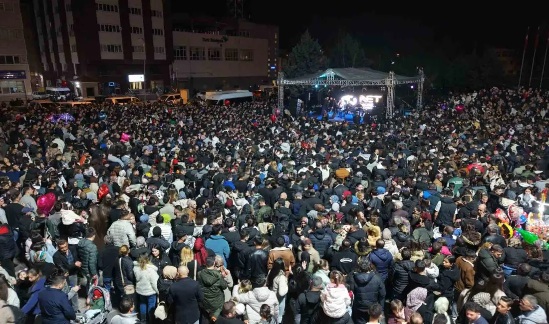 Kırıkkale’de düzenlenen konserde sahne alan sanatçı Hüseyin Kağıt, seslendirdiği şarkılarla