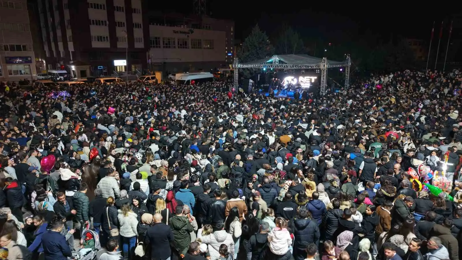 Kırıkkale’de düzenlenen konserde sahne alan sanatçı Hüseyin Kağıt, seslendirdiği şarkılarla