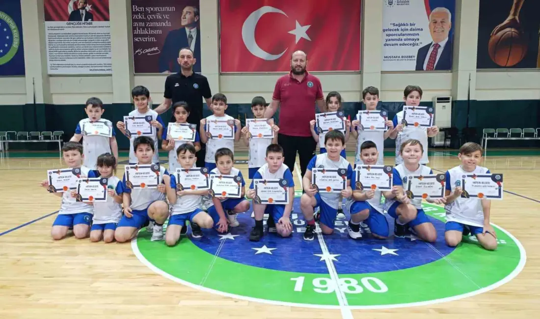 Bursa Büyükşehir Belediyesi tarafından düzenlenen Kış Spor Okulları’nda katılan çocuklar