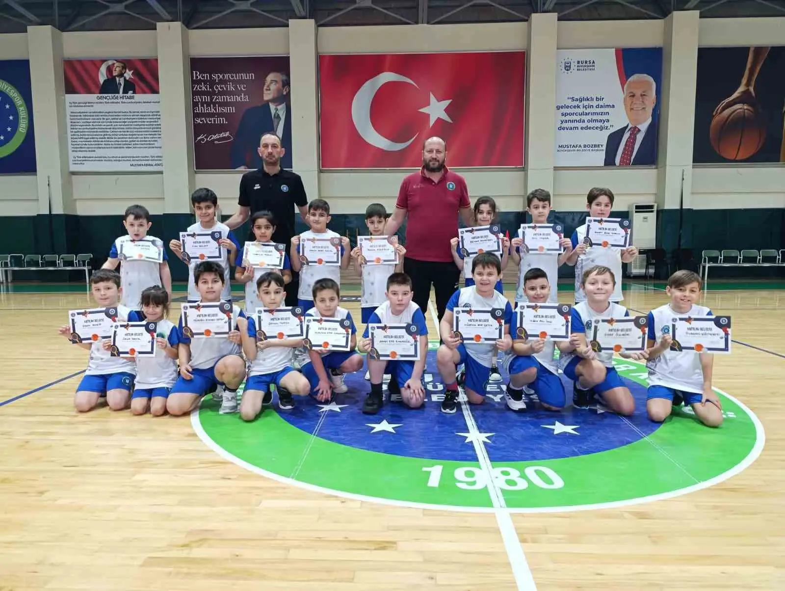 Bursa Büyükşehir Belediyesi tarafından düzenlenen Kış Spor Okulları’nda katılan çocuklar
