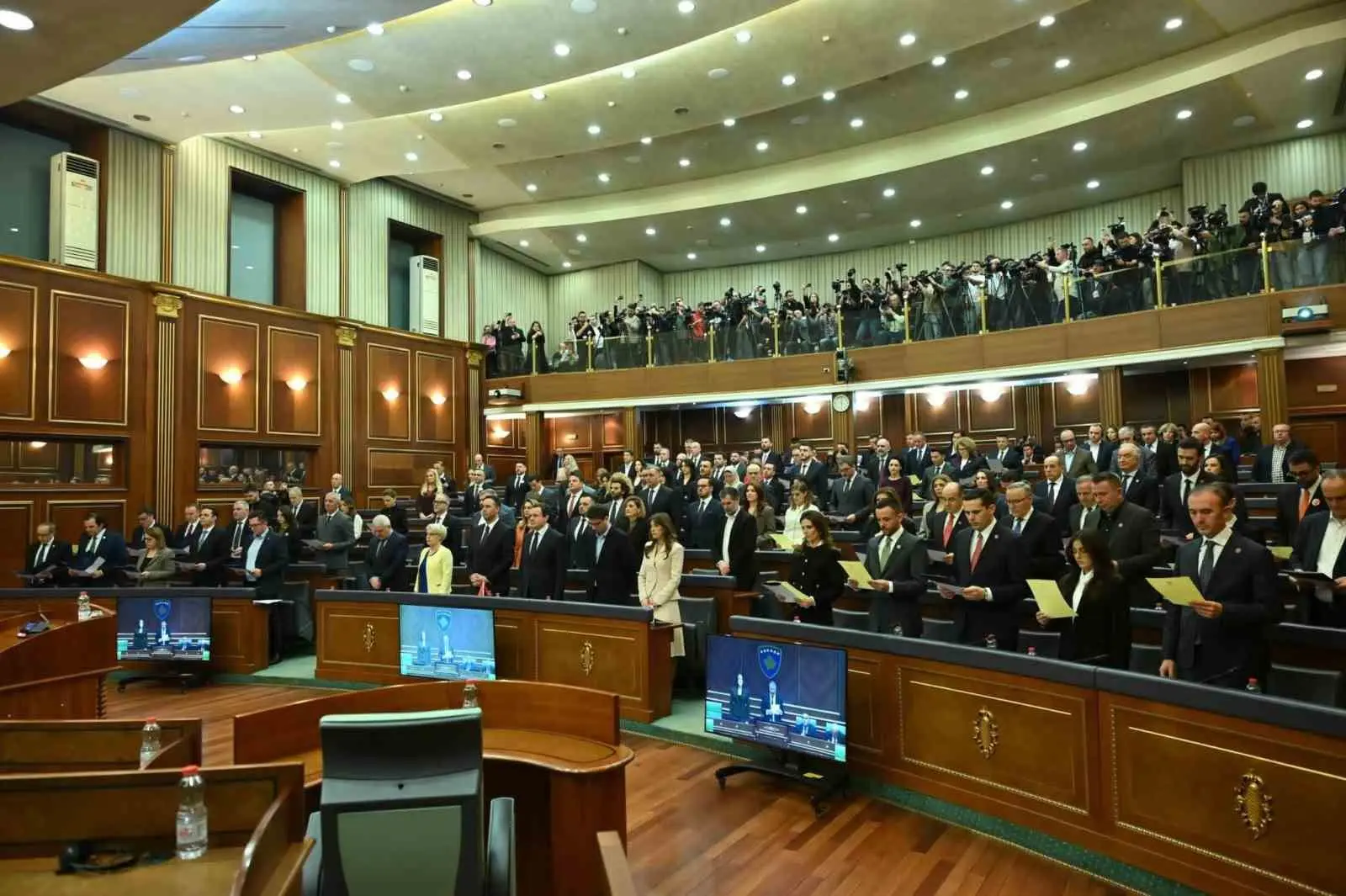 Kosova’da 28 Aralık’taki genel seçimlerin ardından toplanan Meclis’te Cumhurbaşkanı Vjosa