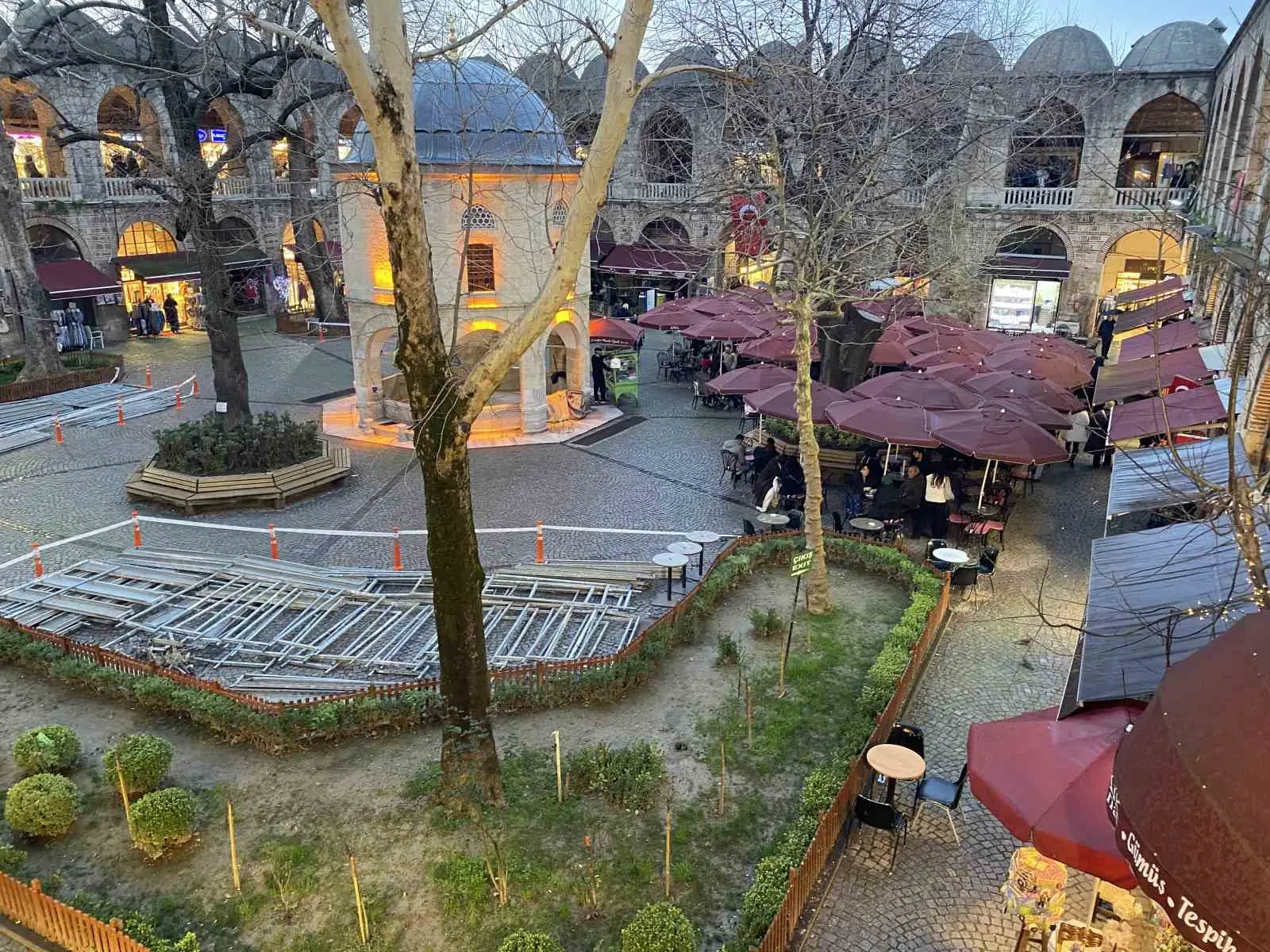 Bursa’nın tarihi simgelerinden Koza Han’da masa ve sandalyelerin kaldırılmasına ilişkin