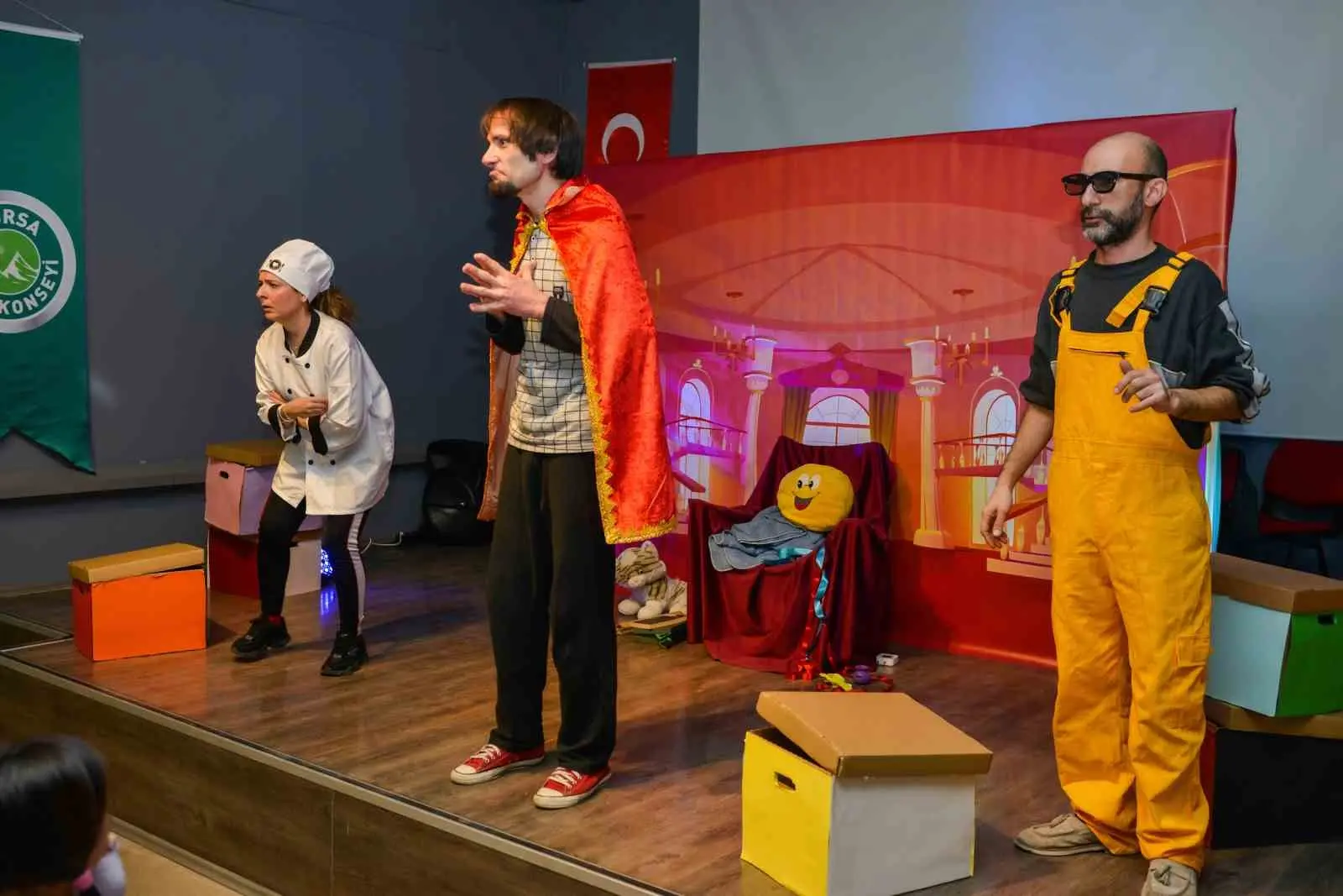 Bursa Kent Konseyi tarafından sahnelenen ‘Kayıp Şapka Macerası’ adlı tiyatro