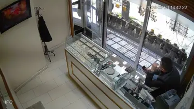 Yenişehir’de kuyumcuya yönelik silahlı yağma girişimi, güvenlik kamerasına yansıdı. Şüpheli,
