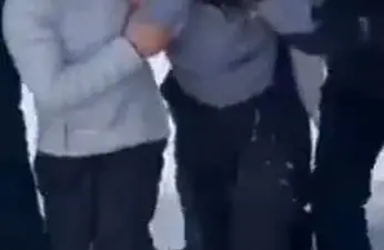 Çin’de kayak yaptığı sırada gördüğü bir leoparla selfie çekmek isteyen