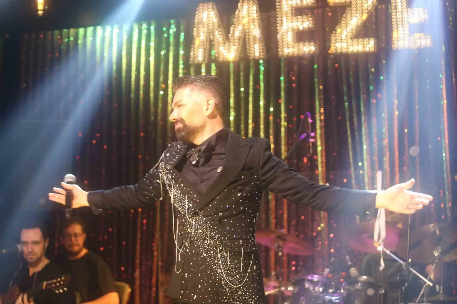 Sahnedeki enerjisiyle yıllardır geniş bir hayran kitlesine ulaşan Mehmet Çevik,