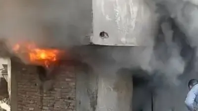 Bursa’da metruk bir bina alev alev yandı. Vatandaşların hortumla müdahale