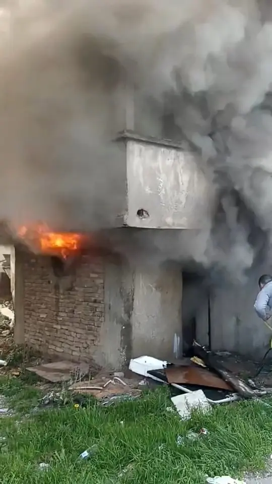 Bursa’da metruk bir bina alev alev yandı. Vatandaşların hortumla müdahale