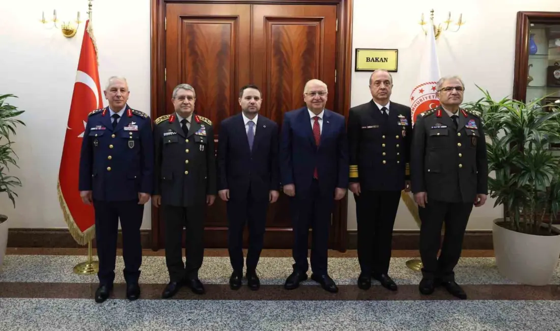 Milli Savunma Bakanı Yaşar Güler ve beraberindeki heyet, Adalet Bakanı