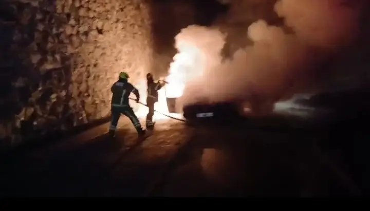 Bursa’nın Mudanya ilçesinde seyir halindeki bir otomobil, motor kısmından çıkan