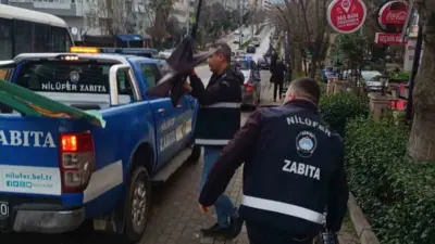 Nilüfer Belediyesi Zabıta Müdürlüğü ekipleri, kentin estetiğini bozan ve yaya