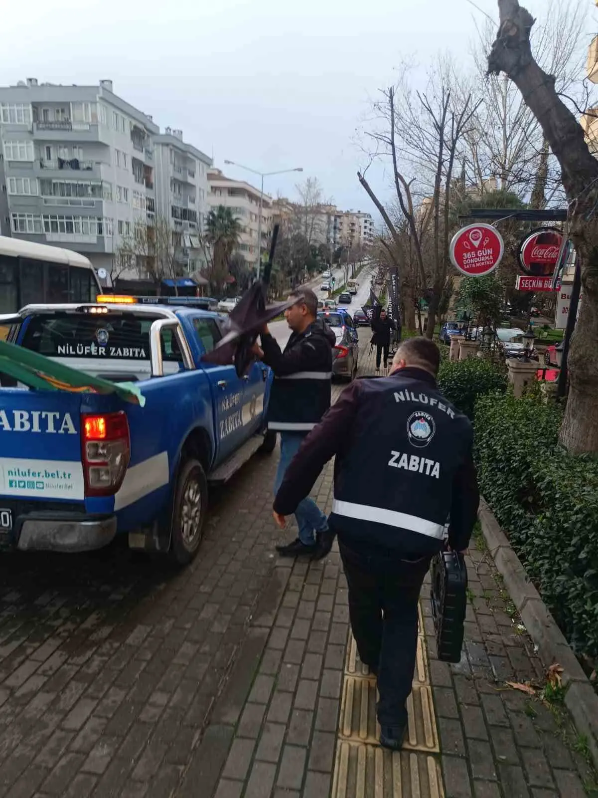 Nilüfer Belediyesi Zabıta Müdürlüğü ekipleri, kentin estetiğini bozan ve yaya