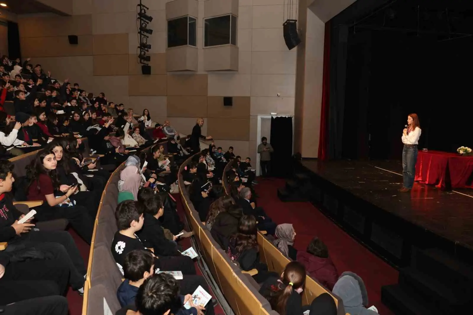 Nilüfer Belediyesi’nin düzenlediği “Çocuklara Kitap Söyleşileri”nin konuğu Melis Sena Yılmaz