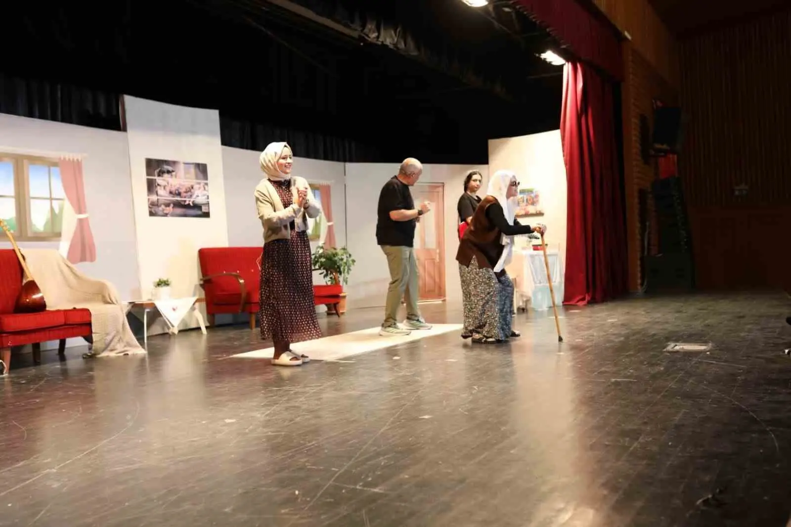 Bursa’nın Gemlik ilçesinde öğretmenlerin sahneledeiği İdeal Aile Reçetesi 2 adlı