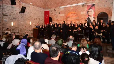 Osmangazi Belediyesi’nin düzenlediği ‘Türkülerde Buluşalım’ konserinde Türk Halk Müziği Korosu,