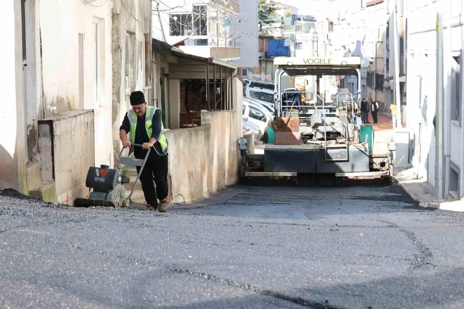 Osmangazi Belediyesi, ilçe genelinde sürdürdüğü kapsamlı asfalt yenileme çalışmalarıyla hem