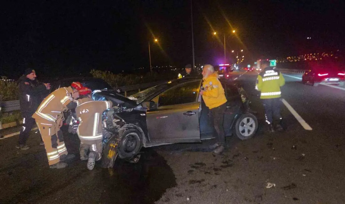 Gebze-Orhangazi-İzmir Otoyolu Orhangazi Kavşağı yakınlarında arızalanan bir otomobile kamyonun çarpmasıyla
