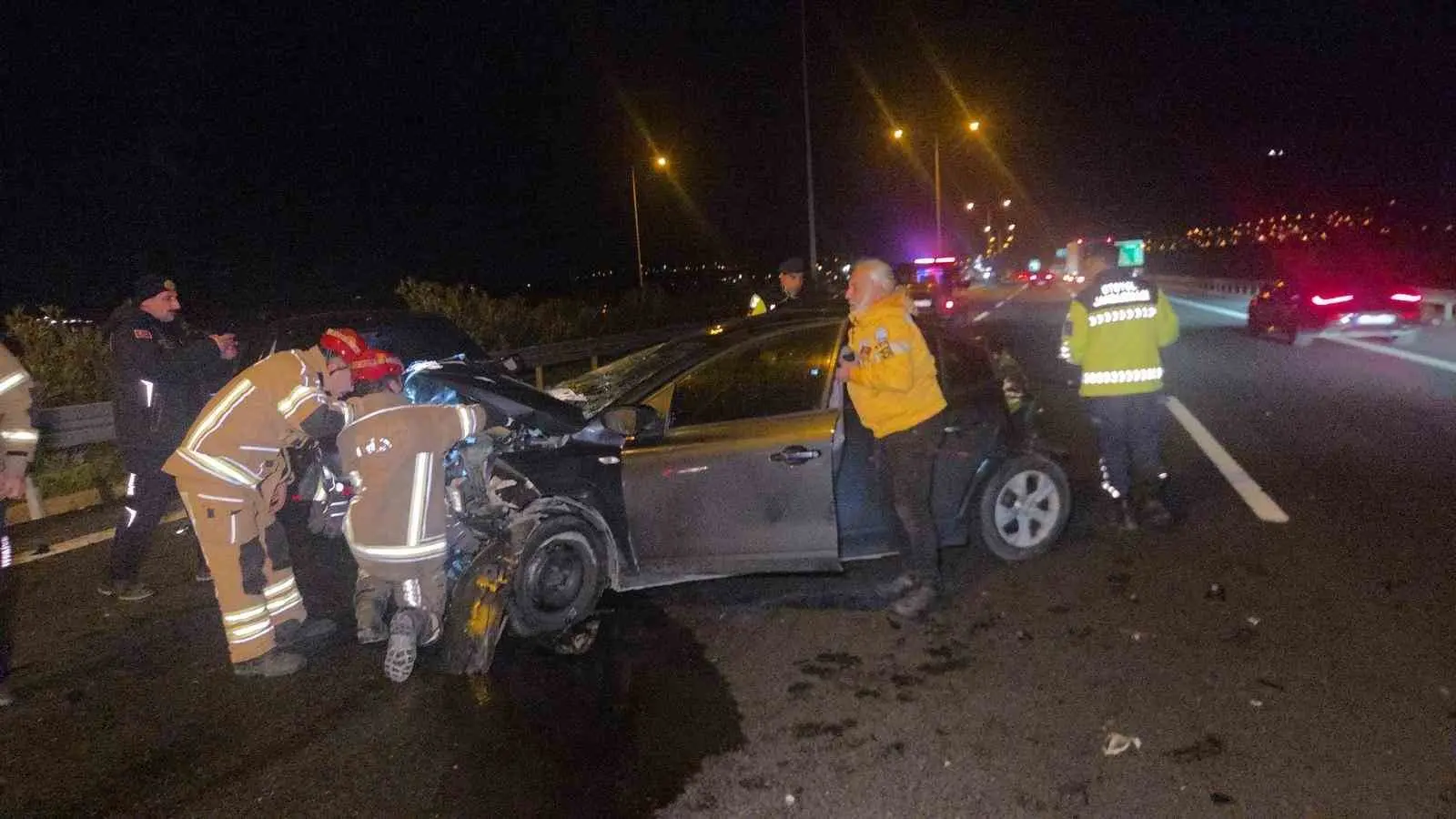 Gebze-Orhangazi-İzmir Otoyolu Orhangazi Kavşağı yakınlarında arızalanan bir otomobile kamyonun çarpmasıyla