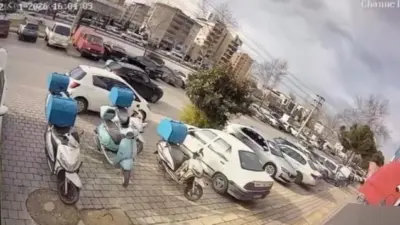 Bursa’da otomobil sürücüsü ile motosikletli kurye arasında çıkan tartışma uzun