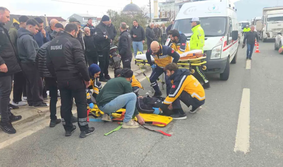 Bursa’nın Orhangazi ilçesinde otomobile arkadan çarpan motosiklette bulunan 2 kişi