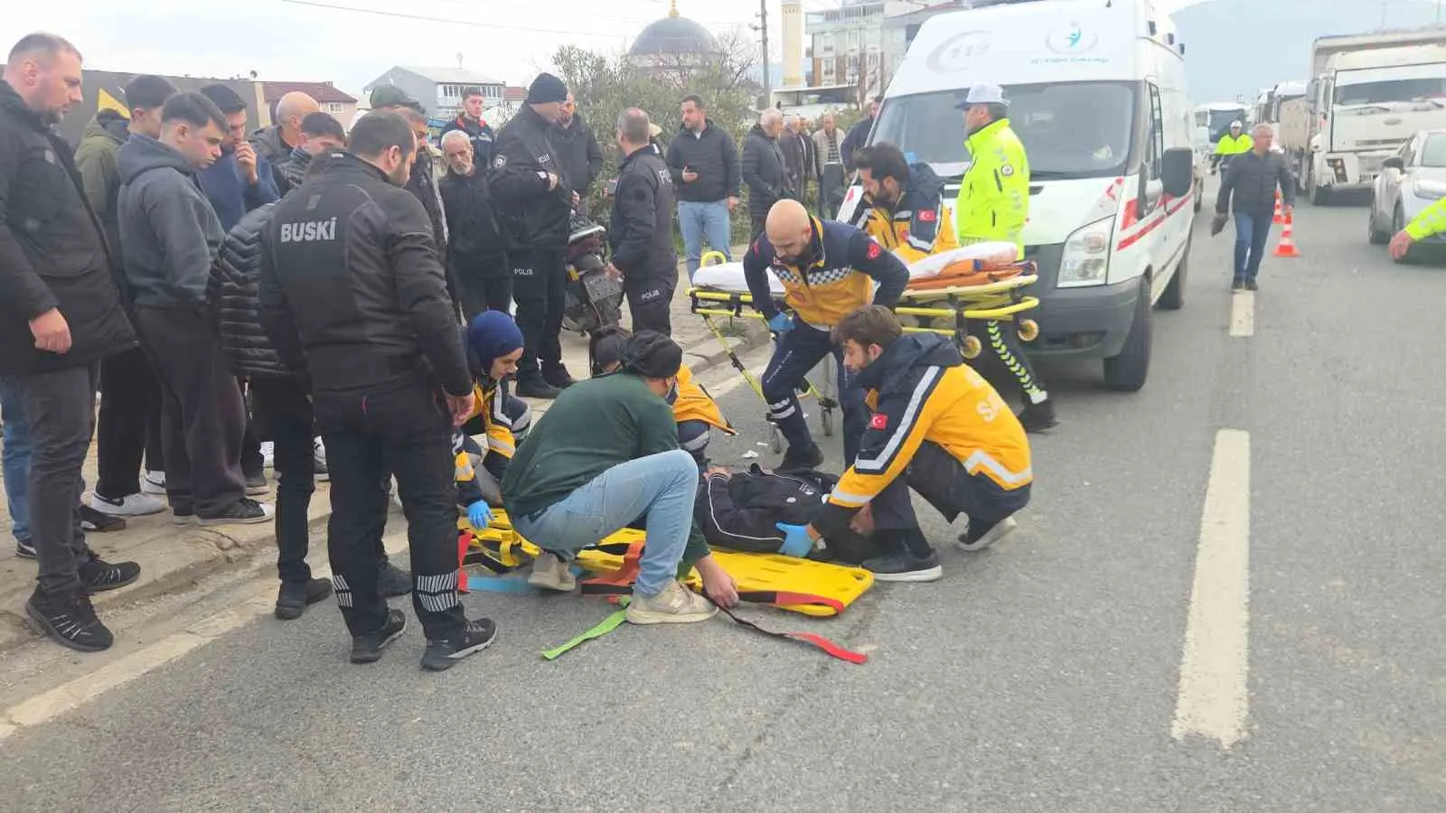 Bursa’nın Orhangazi ilçesinde otomobile arkadan çarpan motosiklette bulunan 2 kişi